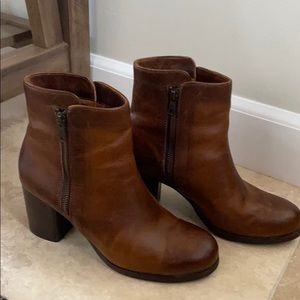 SZ 8 FRYE ADDIE DOUBLE ZIP WHISKEY ANKLE BOOTS